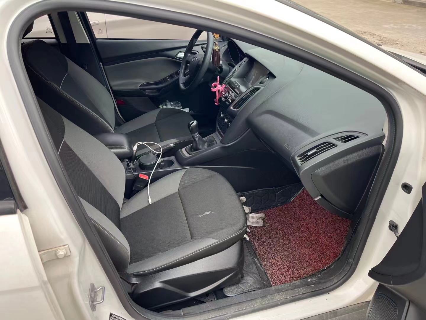 2012款福特福克斯两厢1.6L 手动 舒适版