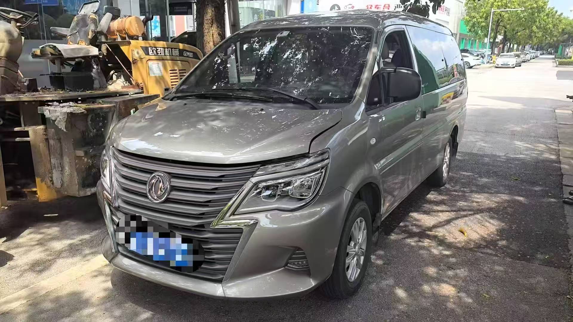 2020款东风菱智M5L手动2.0豪华7坐