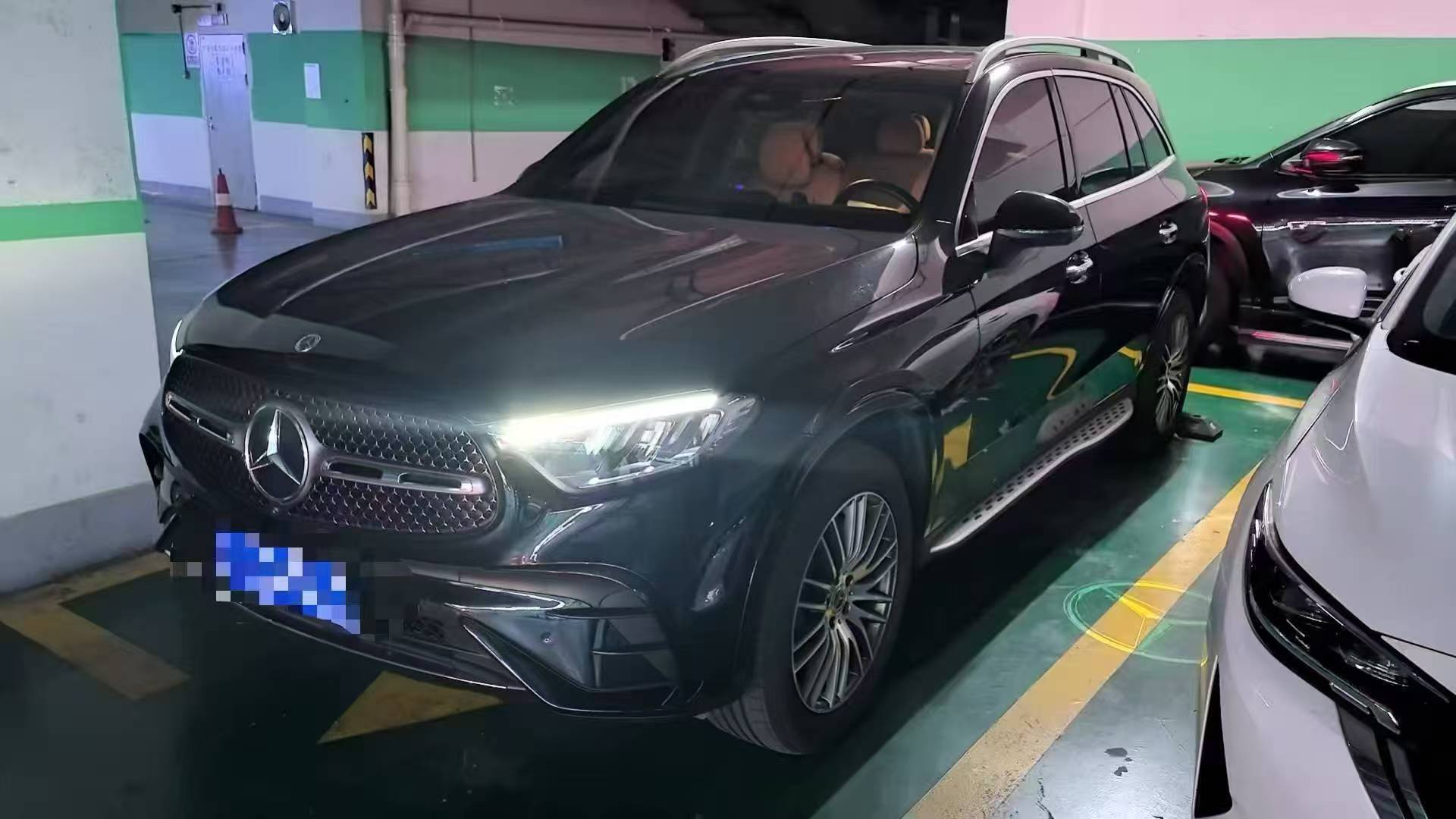 2023款奔驰GLC300七座动感